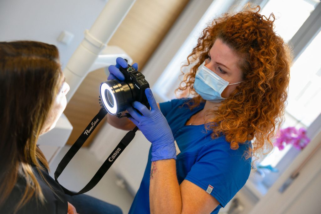 Max White fogfehérítés előtt dr. Déry Judit fotózza a fogsort